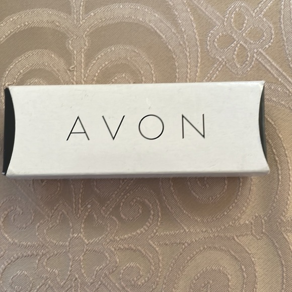 🆕 Vintage Avon Oval Two Tone Embellished Watch (will need a new battery) - Picture 3 of 5